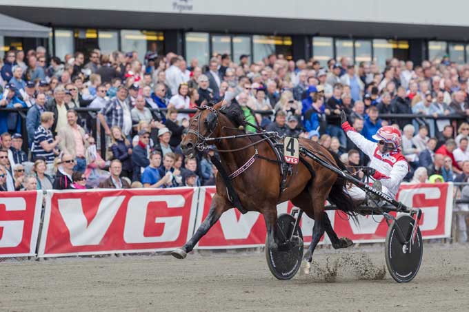 Knud Mønster havde tid til at vinke ud til publikum, da han bringer Repay Merci først over stregen for andet år i træk i Bjerke Cup. Foto Erirk Stenhaug