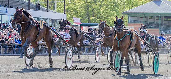 Udvendige Robert Bi med Robin Bakker vinder Broline Copenhagen Cup foran Maven med Johnny Takter.