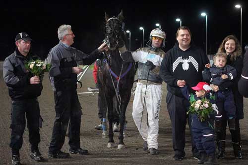 Nicolas og Lauro Bro samt deres to små børn overrakte æresprømier til Ricky Egedal, dens ejer Bærge Mathiesen og kusken Birger Jørgensen. Foto Martin Timm Holmstav