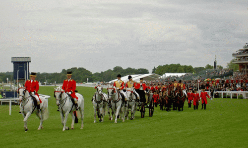Den kongelige prosession kommer op ad galopbanen før løbene på Royal Ascot . en fast tradition. 