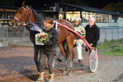 Samson Kaski efter sejren i Nykรธbing F. Travbanes 50 รฅrs Jubilรฆumslรธb - Foto: Morten Mรธller