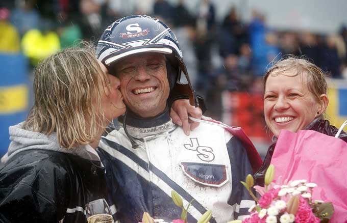 Der var kys og ram efter Nok'En Frækkerts sejr. Kanal 75