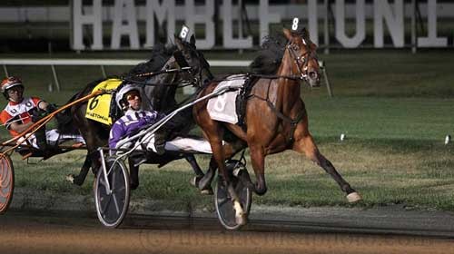 Spirit to Win med Brett Miller slog Mission Brief i sin forrige start. Nu vandt hun det andet forsøg til Oaks.