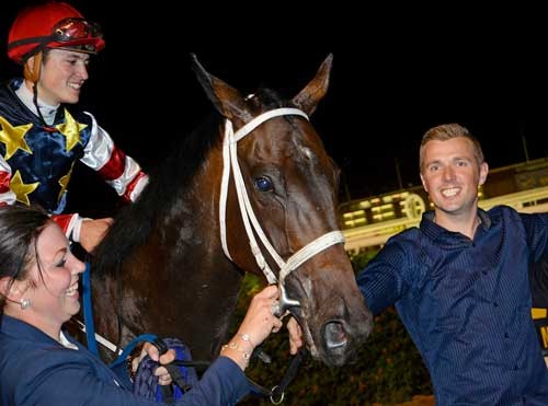 Marc Stott med Dark Eage og lillebroder Kevin efter triumfen i Stockholm. Foto Stefan Olsson/Svensk Galopp