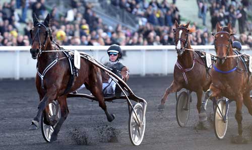 Forbi tribunen første gang er Call me Keeper med Kihlström i spids, mens Lionel med Franck Nivard ligger i dødens. Foto Gerard Forni