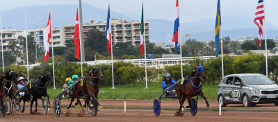 Timoko vinder foran Un Mec d'Heripre og i inderbanen er Red Rose America pรฅ vej frem. Foto Gerard Forni