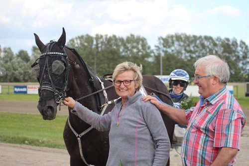 Takeover Takeover i vindercirklen med mor Britt Ullerup ved hovedet og Lise selv i baggrunden - Foto: Rasmus Henriksen/NFT