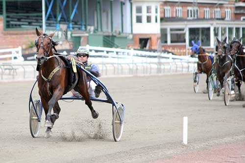 Takestwoforatango indledte den flotte løbsdag på Lunden ved at vind enulløbet i 1.15.5a/2000 m for Conrad Lugauer. Foto Martin Timm Holmstav/Lunden