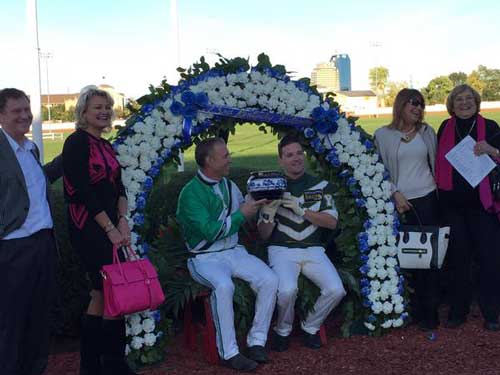 Jimmy Takter g Yannick Gingras i den traditionelle rosen-stil efter serjen i Kentucky Futuriy md Pinkman. Foto US trotting