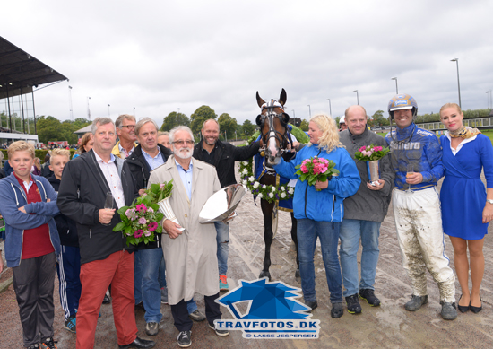 Ejere, opdrætter, træner og kusk flankerer derbyvinderen Tumble Dust,