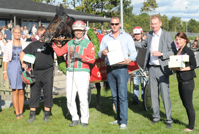 Glรฆde i vindercirklen efter Tycoon Conway Halls sejr i Derbyrevanchen. Foto Ole HIndby