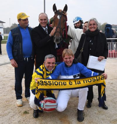 Glรฆde i teamet bag Unicka efter sejren i Orsi Mangelli. Erik Bondo forrest med Pietro Gubellini. Foto Gerard Forni