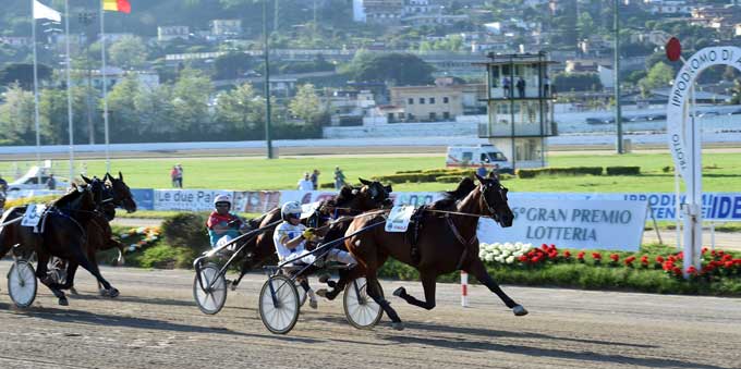 Vincennes med Roberto Andreghetti stormer først over målstregen  i Lotteria-finalen efter at have påkørt Chapeau midt io pløbet,