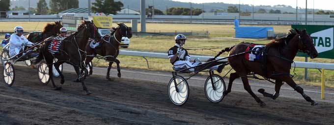 Dexter Dunn vinder sikkert sin 2. sejr på dagen. Indvendigt speeder Knud Mønster frem til en tredjeplads Foto Gerard Forni