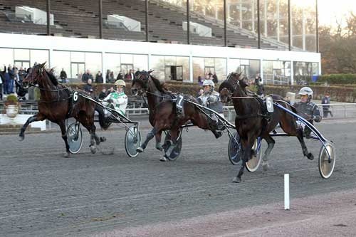 indvendigt galoperer Alonso Cæsar og så vinder 7 Adam Rush kort foran Avalon