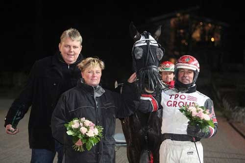 Charlotte Almbjerg, Lars ;arcussen med Adele La Marc og Nicolaj Andersen efter finalensejren i Lundens 3 års Serie