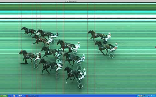 Det tætte opløb i 6. løb, hvor hele feltet er med på fotoet