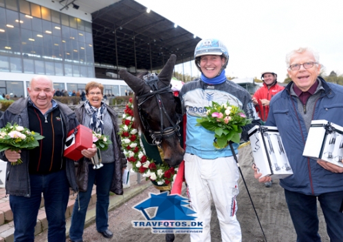 Chr M Lauridsen, Frida Christensen og Villy Chtristensen flankerer Amalie Bork og Morten Friis efter sejren i Dansk Opdrรฆtningslรธb
