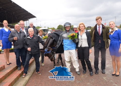 Amalie Bork blev den første vinder af Mark Ingdams Mindeløb . ced siden af Morten Friis ses Aff Ingdam, datter af Mark Ingdam,