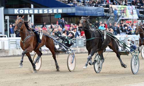 Udvendige Amity med Johnny Takter vinder foran Magnesia i fine 1.12.2a/2140 m.