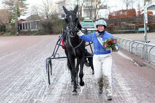 Amatรธrchampion for andet รฅr i trรฆk, Anette Olsen med sรธndagens vinderhest, Andre Ward. Foto Martin Timm Holmstav