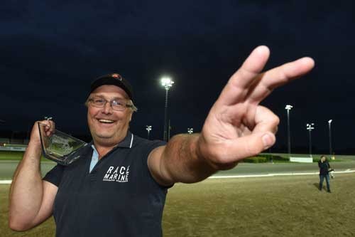 træner Lars I. Nilsson ar aftenens store triumfator sammen med Johnny Takter med to vindere i derby-kval. løbene. Kanal 75