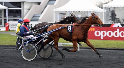 Aubrion du Gers vinder sikkert Prix du Luxembourg foran Indigious. Foto Gerard Forni