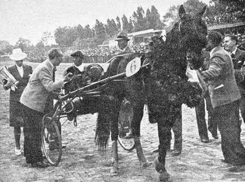 Intet Derby på dne tid uden Gunnar Nu hansen, der her interviewer Arnold Jensen efter derbysejren.