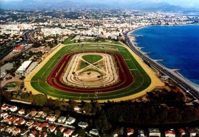 Hippodrome de la Côte d'Azur, hvor Grand Criterium de Vitesse køres, ligger smukt ud til Middelhavet.