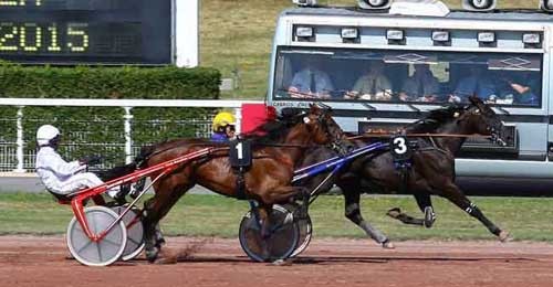 Jean Pierre Dubois bringer sin egen Chatearoux til sejr foran italienske Tesero Deglei Dei med Pietro Gubellini. Foto Geny.com