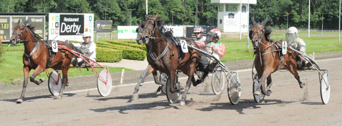 Midt i banen vinder Cenderalle med Steen Juul foran udvendige C D med Birger Jærgensen og indvendige Come on HUgo med Bent Svendsen. 