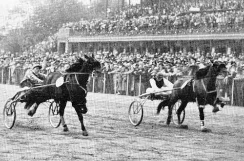 Indvendige Bellwood med Arnold Jensen vinder Dansk Trav Derby 1940 foran Bjørn med Gerhard Pedersen.