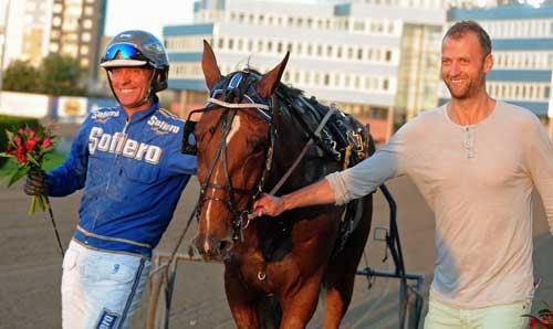 Efter sejr til Eclipse Boko  med Bjørn Goop havde Kristian Huselius smilet fremme, og det større endnu efter V86-spillet var slut. Foto Kanal 75