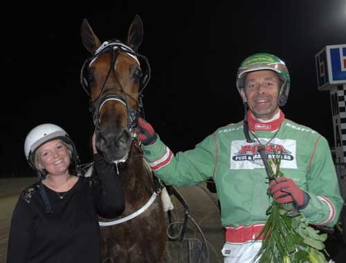 De store smil var fremme efter Søren Boel havde bragt 7-årige Egonson til dens første sejr i karrieren. Foto Halmstadtravet