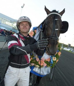 Adrian Kolgjini med El Mago Pellini efter sejren. Foto Kanal 75
