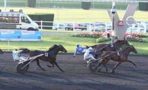 Udvendige Ustinof du Vivier og Scaret Turgot lรธber dรธdt lรธb, Foto Geny