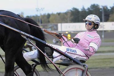 Erik Adielsson i sit rosa dress - helt fantastisk måned - Foto Kanal 75