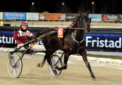 Jeanette Holmskov pรฅ รฆresrunde med Global Taxevation. Foto Adam Strรถm