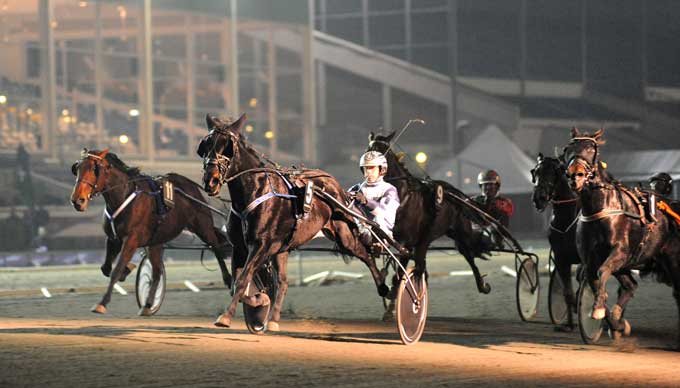 Hairspray med Jørgen Sjunnesson var en sikker vinder i 1.12.5a/1640 m i V86-spillets 1. afdeling. Kanal 75