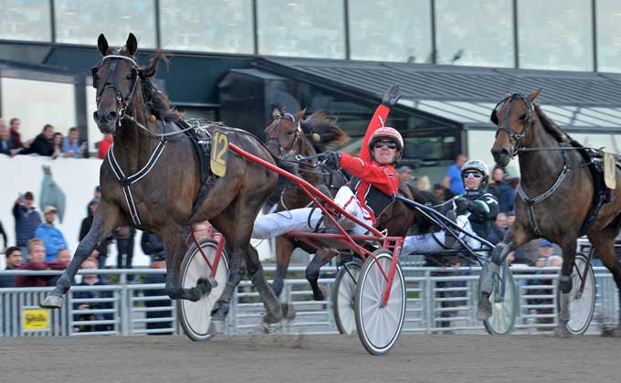 Je t'Aime Express med Johan Untersteiner vinder overraskende Svensk Trav Kriterium. Kanal 75