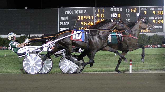 Indvendigt speeder JL Cruze frem og henviser Father Patrick til andenpladseb,