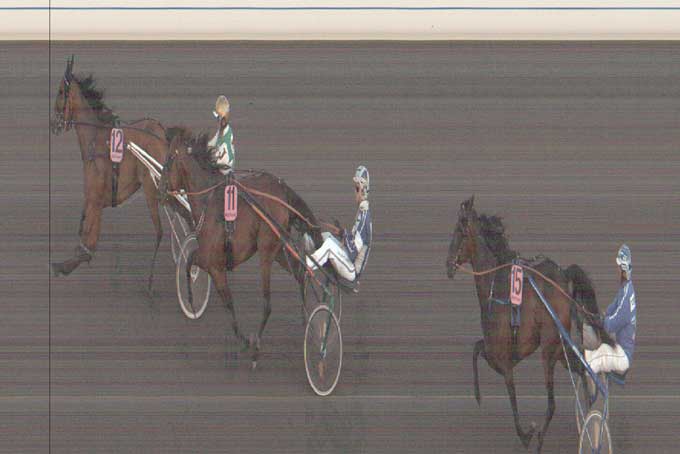 Kax The Flax med Jeppe Juel vinder aftenens 10. løb på Åby Travet,