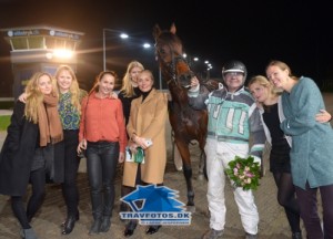 Altid i godt selskab! Søren Kolberg efter sejren den 22. 11 med For Strong Winds.