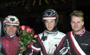 15-årige Dante Kolgjini flankeret af farmand, Lutfi og storebroder Adrian efter debutsejren i tirsdags. Kanal 75