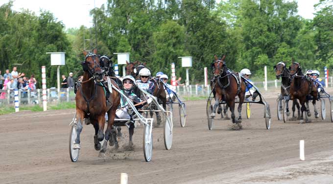 Maven med Johnny Takter vinder efter behag i ny banerekord 1.11.6a/2140 m - Kanal 75.