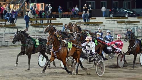 11-รฅrige Montgomeryu Hill med Flemming Jensen vinder Hallandsmรคstaren foran Stelton med Jeooe Juel. Foto Hamstad Travet