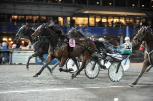 Odin Tรถll med Bo Faslig indfrier favortivรฆrdigheden i V75-spillets 6. afdeling. Kanal 75