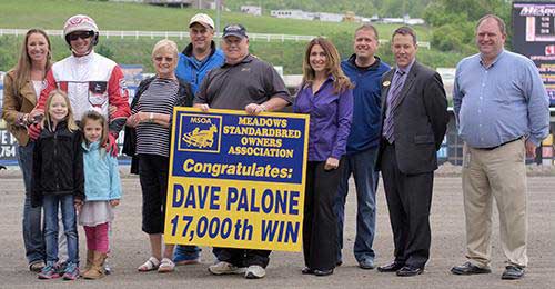 Dave Palone bkev behørigt hyldet for sin sejr nummer 17.000. Foto  Chris Gooden