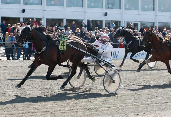 Partout Simoni med Flemming Jensen vinder Jubilæumspokalen foran udvendige Repay Merci med Knud Mønster. Foto Flemming Anderseb