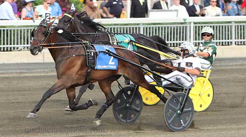 Pinkman med Brian Sears vinder The Hambletonian Stake foran Mission Brief med Yannick Ginras. I inderbanen ses The Bank med Johnny Takter, der bkev nummer fire. Foto Kanal 75